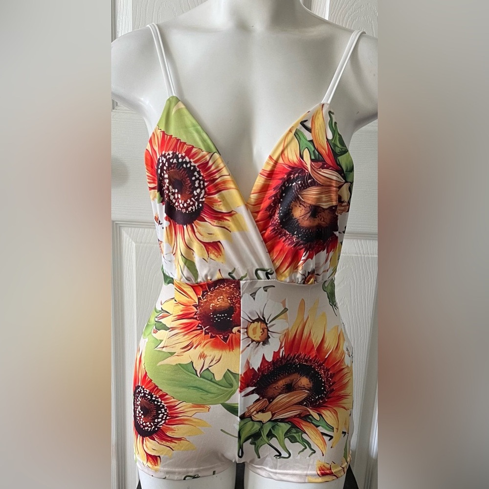 Chic Me White Floral Shorts Romper Women’s size Medium